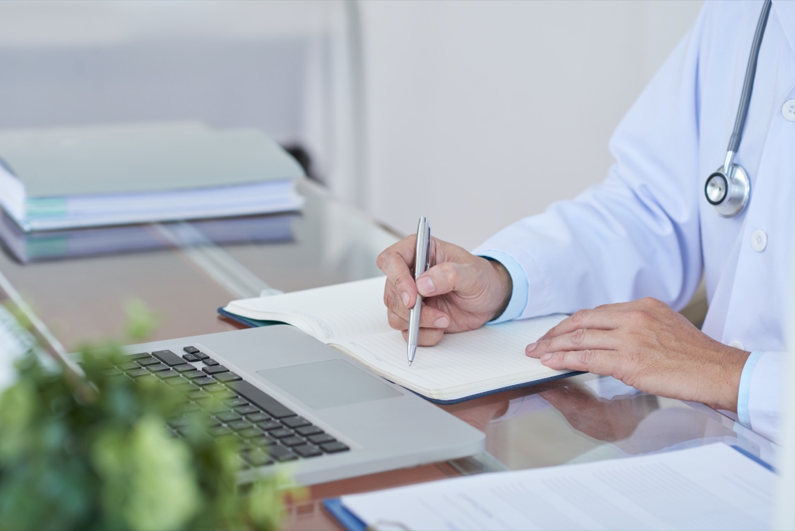 Profesional de Salud Central registrando la historia clínica de un paciente