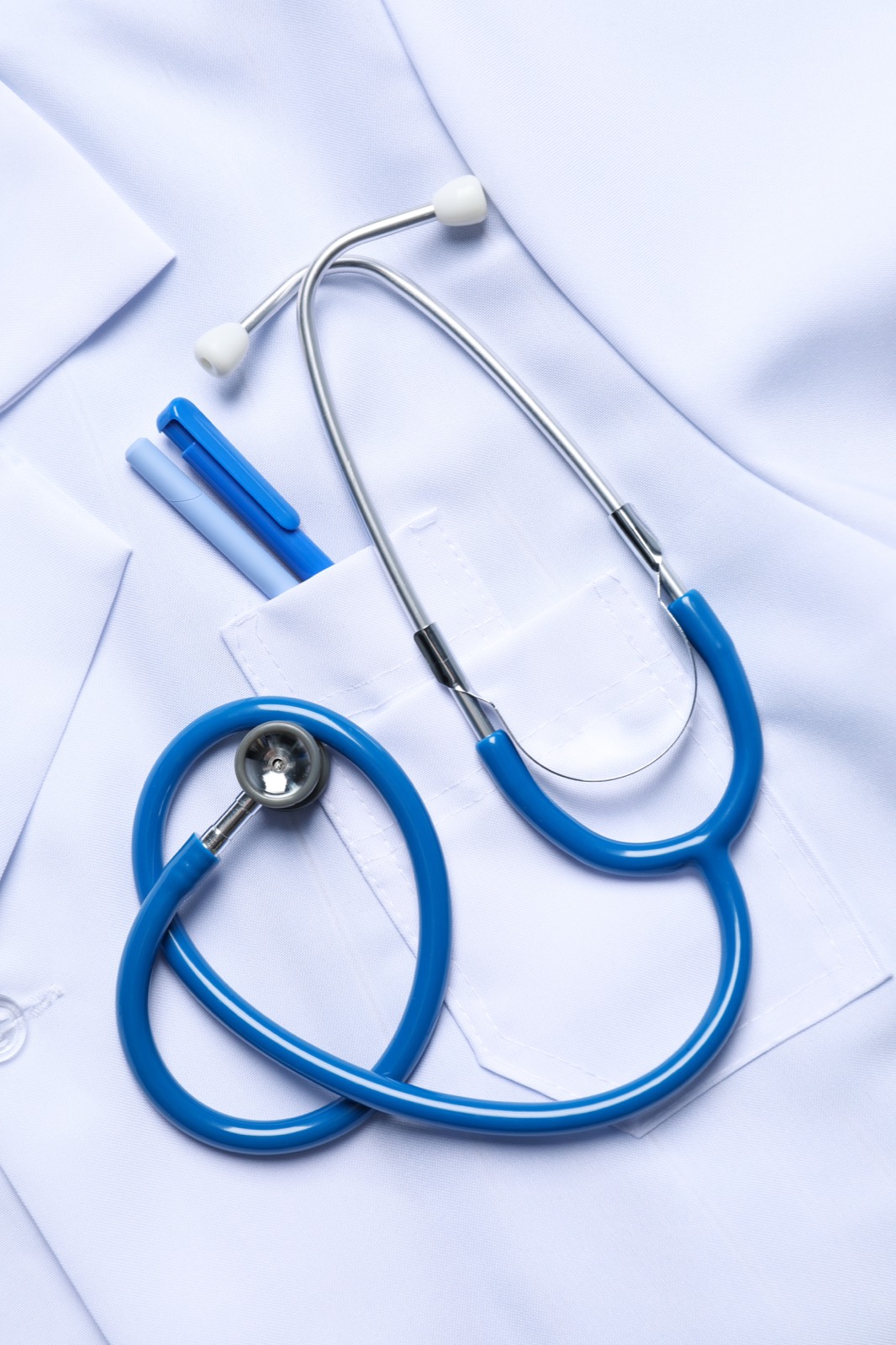 Estetoscopio sobre el ambo de un profesional de la salud