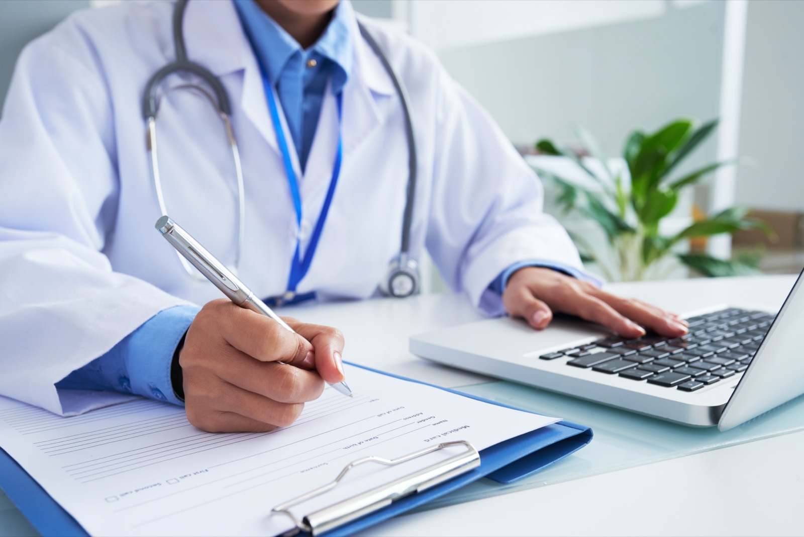 Médica del Equipo Médico Central completando una historia clínica